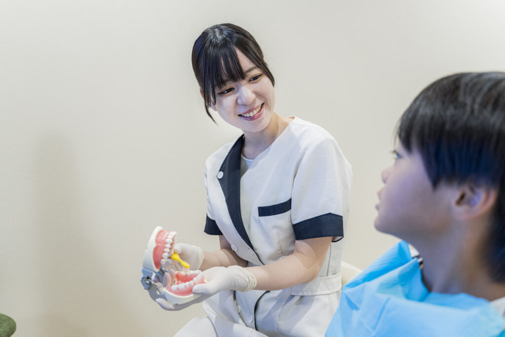 歯科スタッフが子どもへ説明をしているところ