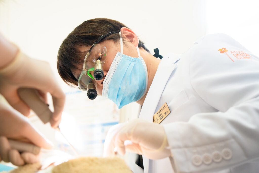 あゆみ歯科クリニックの福原院長が歯科治療しているところ