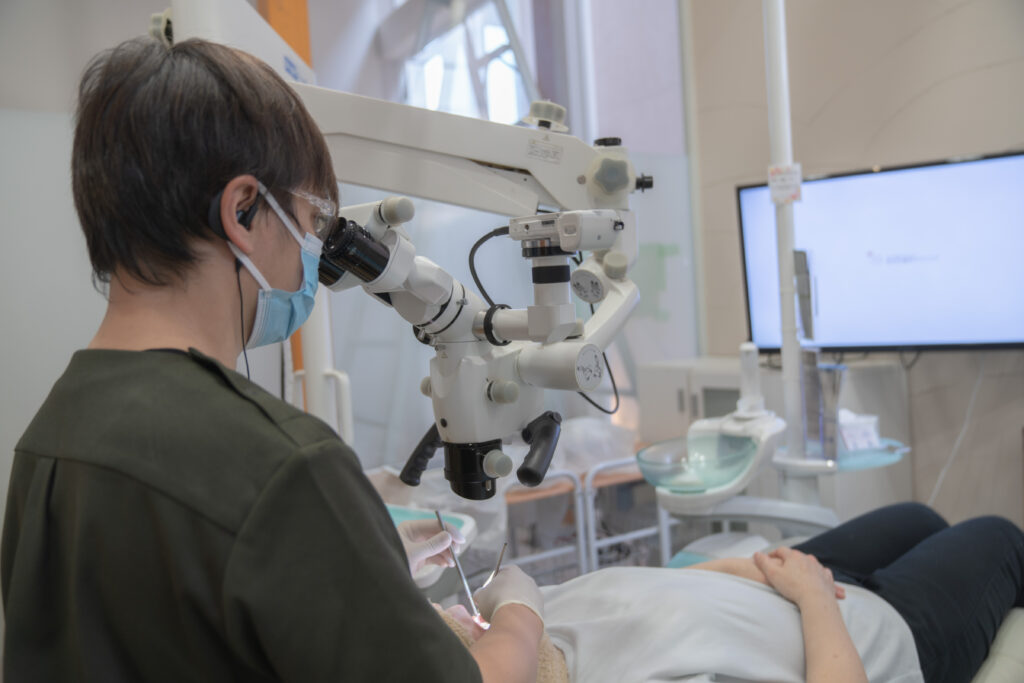あゆみ歯科クリニックの福原医師が患者治療をしているところ2