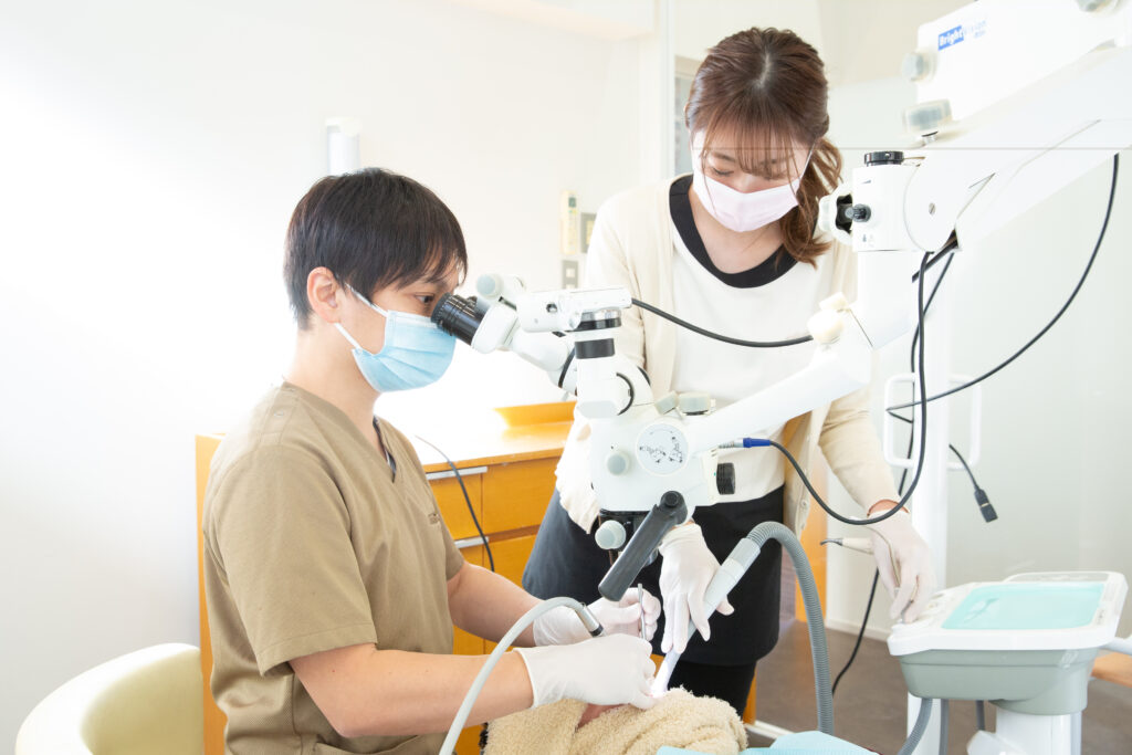 あゆみ歯科クリニックの福原医師が介助のもと歯科治療をしているところ