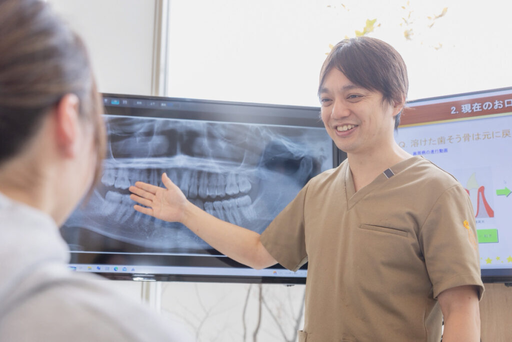 あゆみ歯科クリニックの福原院長が患者へ説明しているところ