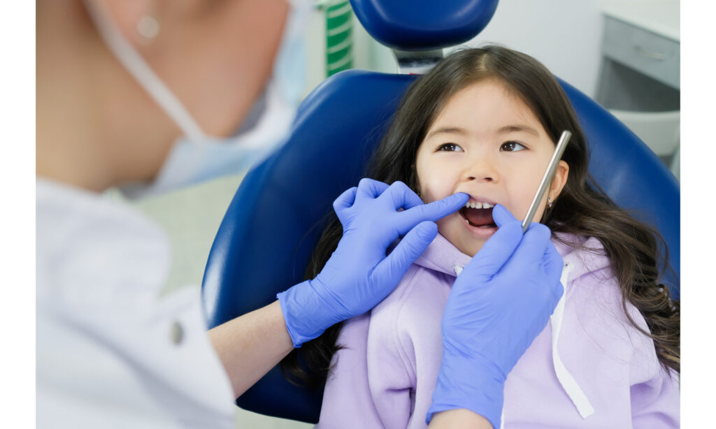 小学生の女の子が歯科治療をしているところ
