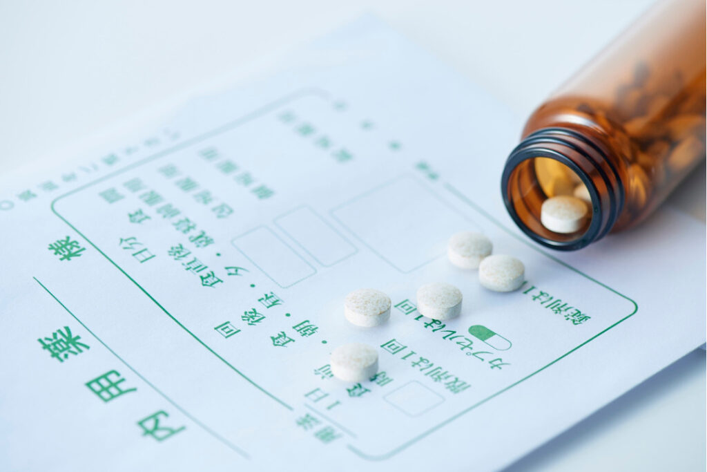 薬のイメージ。瓶に入った錠剤と、薬袋