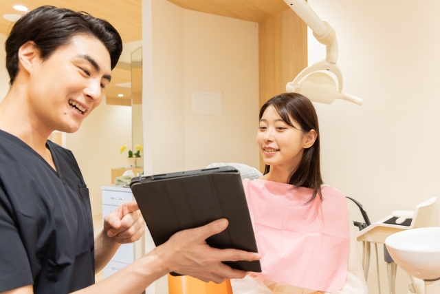 歯科医師から説明を受ける女性