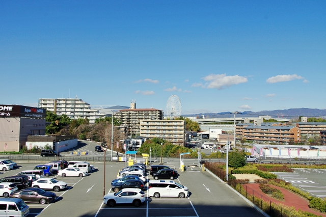 広い屋外駐車場